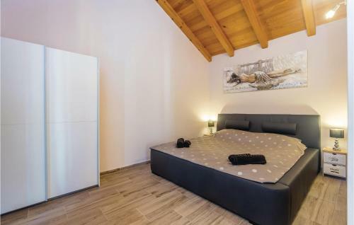 Three-bedroom Holiday Home In Gostinjac