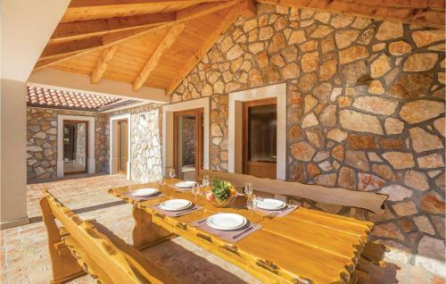 Three-bedroom Holiday Home In Gostinjac