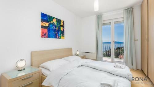 Spacious Apartment With A Panoramic View