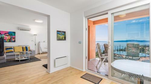 Spacious Apartment With A Panoramic View
