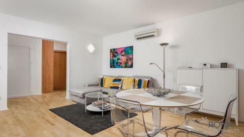 Spacious Apartment With A Panoramic View