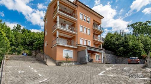Spacious Apartment With A Panoramic View