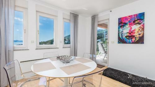 Spacious Apartment With A Panoramic View