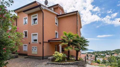 Spacious Apartment With A Panoramic View
