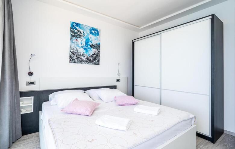 Two-bedroom Holiday Home In Janjina