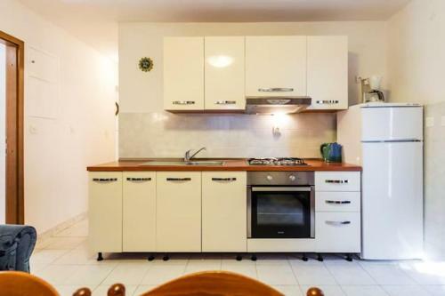 Apartment With 2 Bedrooms In Jelsa With Wifi