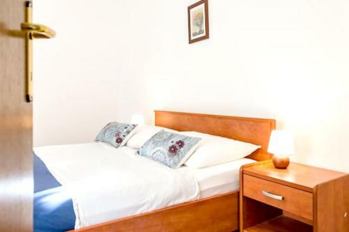 Apartment With 2 Bedrooms In Jelsa With Wifi