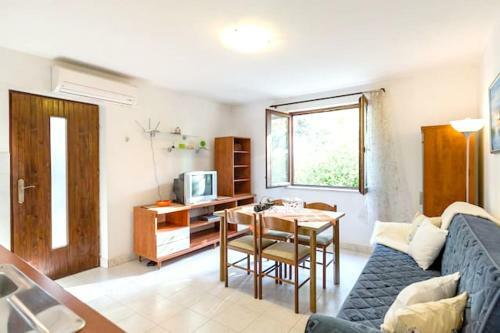 Apartment With 2 Bedrooms In Jelsa With Wifi