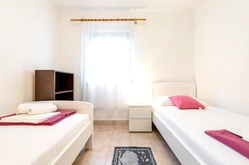 Apartment With 2 Bedrooms In Jelsa With Wifi