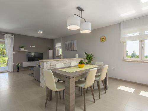 Peaceful Villa In Dubravci With Swimming Pool