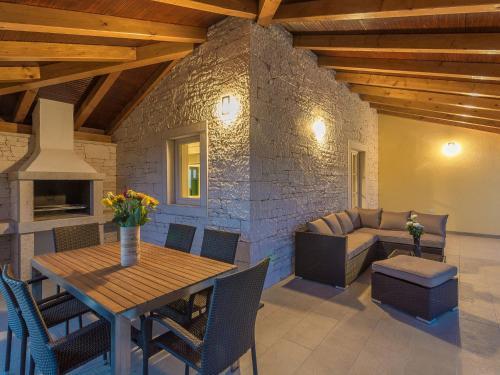 Peaceful Villa In Dubravci With Swimming Pool