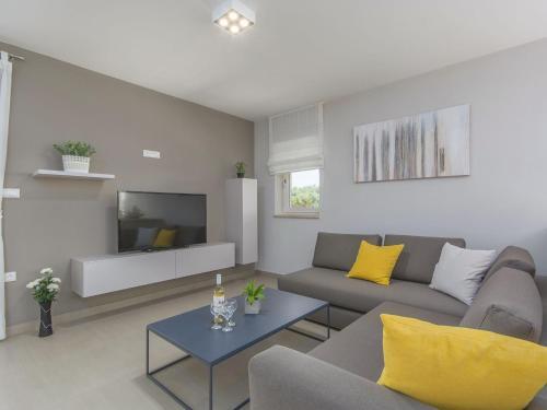 Peaceful Villa In Dubravci With Swimming Pool