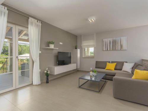 Peaceful Villa In Dubravci With Swimming Pool