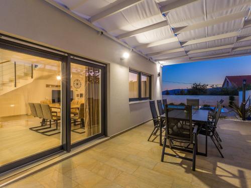 Scenic Villa In Linardi?i With Private Swimming Pool