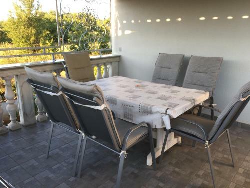 Spacious Apartment Brigitte With Garden
