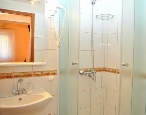 Hostal App & Rooms Ljuba - 130m From Sea