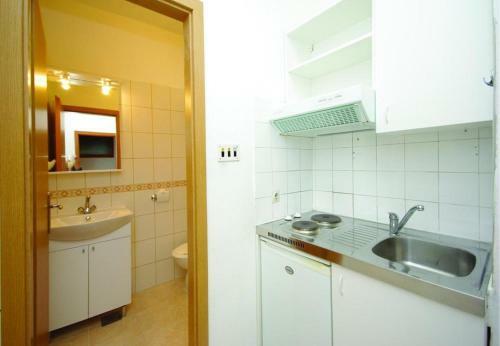 Hostal App & Rooms Ljuba - 130m From Sea