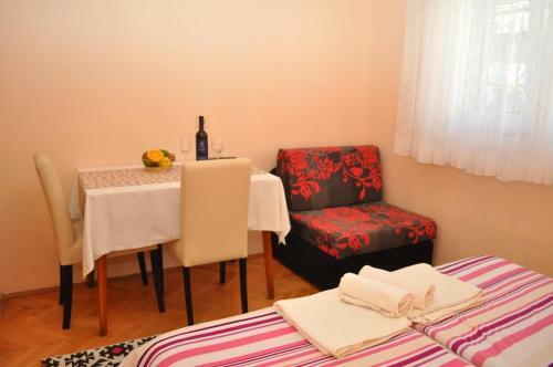 Hostal App & Rooms Ljuba - 130m From Sea