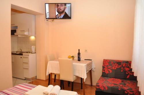 Hostal App & Rooms Ljuba - 130m From Sea