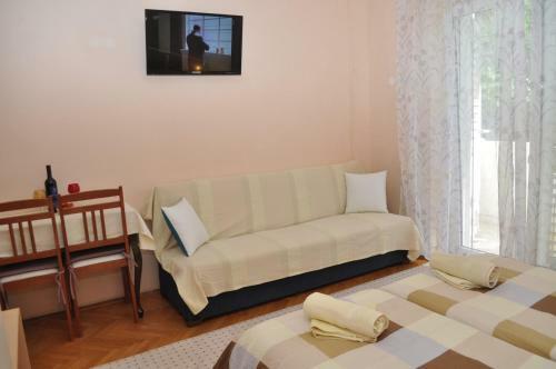 Hostal App & Rooms Ljuba - 130m From Sea