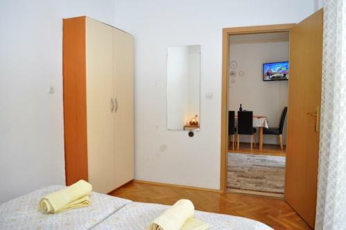Hostal App & Rooms Ljuba - 130m From Sea