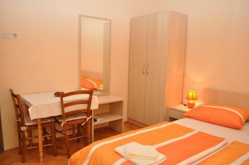 Hostal App & Rooms Ljuba - 130m From Sea
