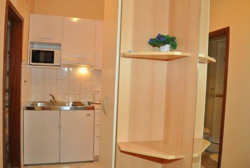 Hostal App & Rooms Ljuba - 130m From Sea