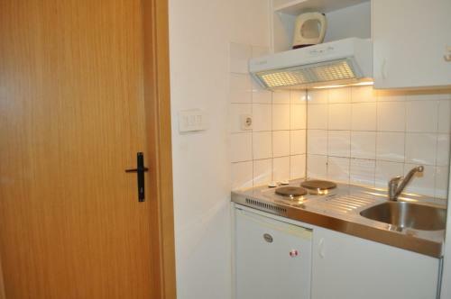 Hostal App & Rooms Ljuba - 130m From Sea