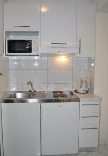 Hostal App & Rooms Ljuba - 130m From Sea