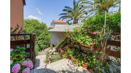 Hostal Cozy Apartment Blamax With Beautiful Private Garden