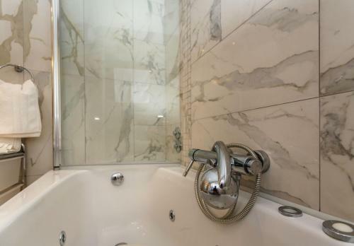 Hostal Apartments Adria