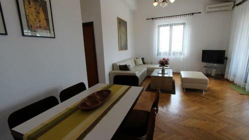 Hostal Apartments John