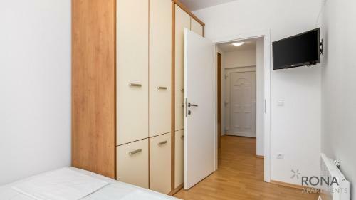Rona Apartment Elly