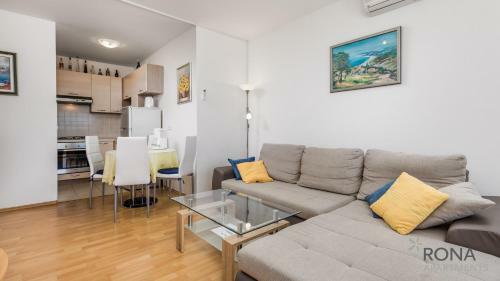 Rona Apartment Elly