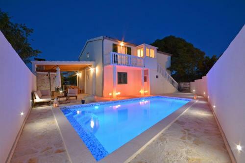 Apartment Zeljko - With Pool