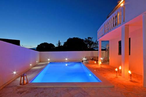 Apartment Zeljko - With Pool