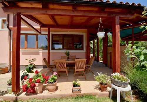 Relaxing Holiday House With Terrace Sea View
