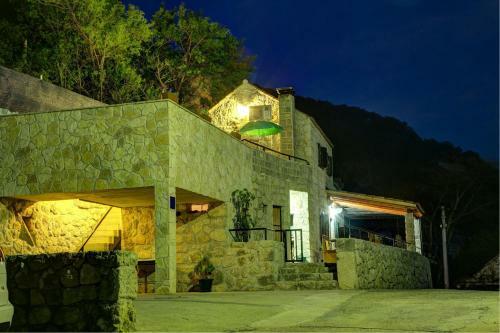 Mihanici Villa Sleeps 4 Pool Air Con Wifi