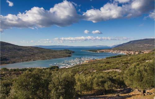 Beautiful Home In Miholascica W/ Jacuzzi And 3 Bedrooms