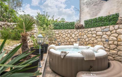 Beautiful Home In Miholascica W/ Jacuzzi And 3 Bedrooms