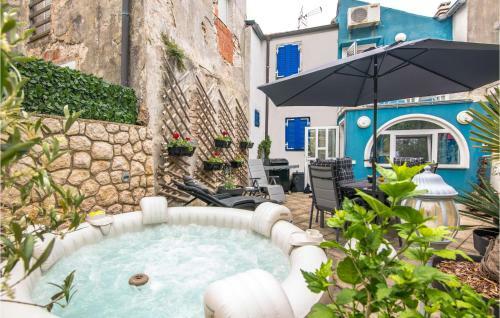 Beautiful Home In Miholascica W/ Jacuzzi And 3 Bedrooms