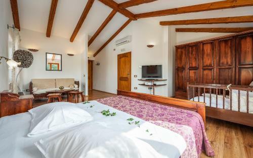 Villa Bacio With Pool, Wine Cellar, Volleyball Field