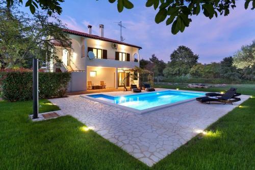 Apartment With Private Pool And Large Garden