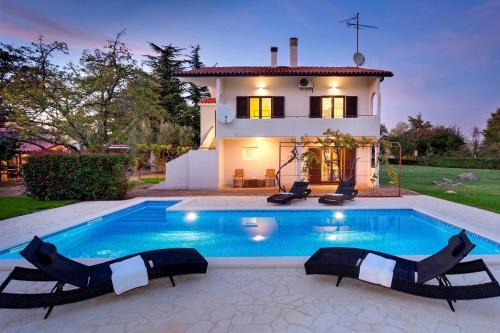 Apartment With Private Pool And Large Garden