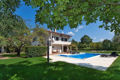 Apartment With Private Pool And Large Garden