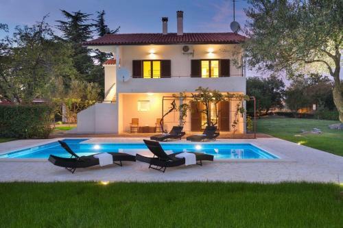 Apartment With Private Pool And Large Garden