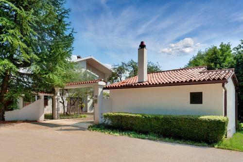 Apartment With Private Pool And Large Garden