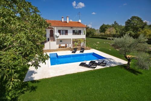 Apartment With Private Pool And Large Garden