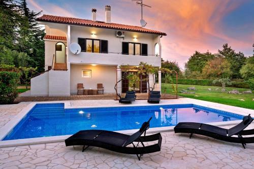 Apartment With Private Pool And Large Garden