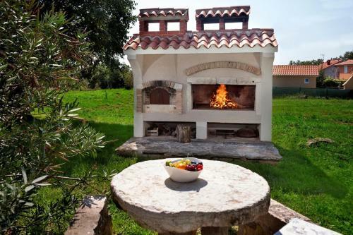 Apartment With Private Pool And Large Garden